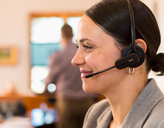 Vrouw met een headset op haar hoofd