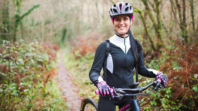 Vrouw op mountainbike