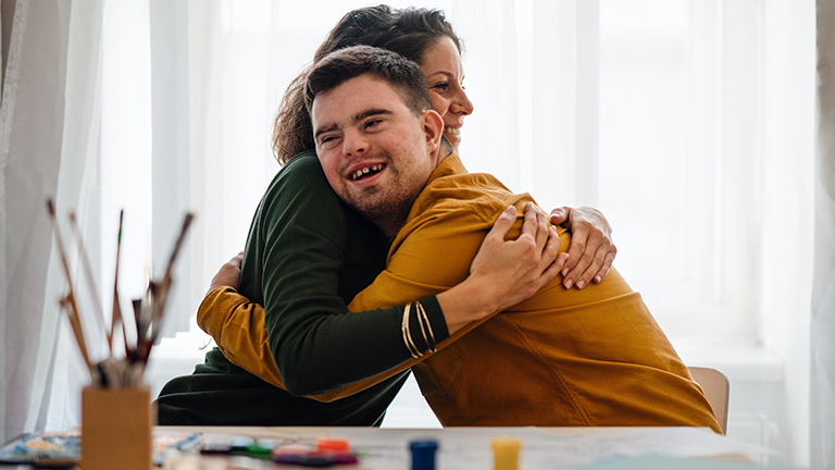 Man en vrouw omhelzen elkaar