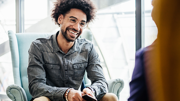 Twee mannen in gesprek