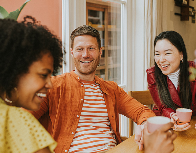 3 vrienden lachen samen