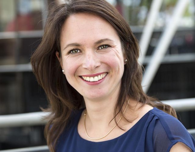 Interventie expert lacht in camera