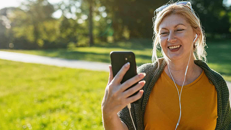 Medewerker die wandelend een videocall volgt