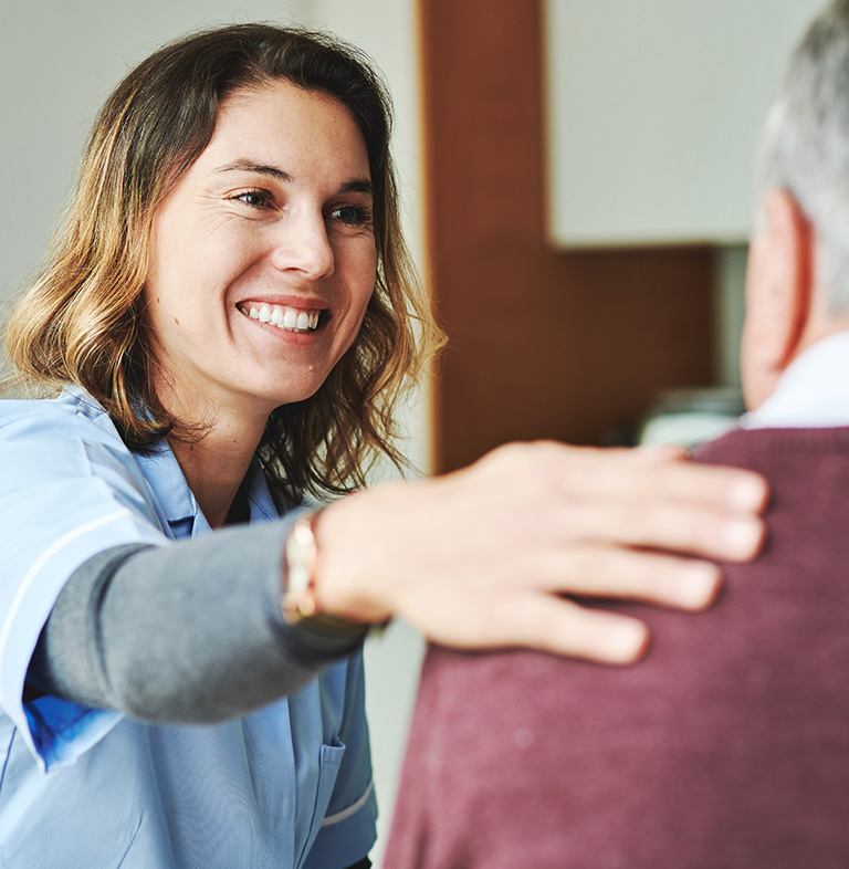 Mevrouw lacht en kijkt naar een meneer.