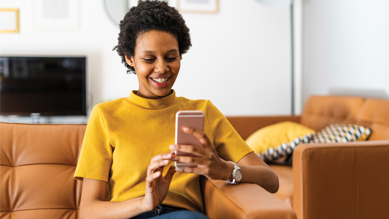 Vrouw op de bank met telefoon