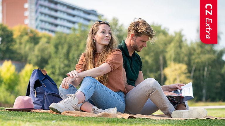 Man en vrouw kijken op tablet