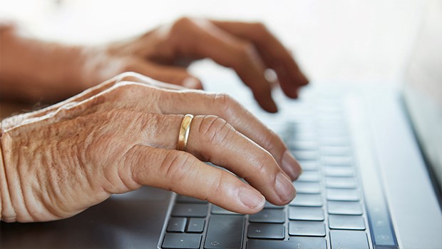 Handen typen op laptop