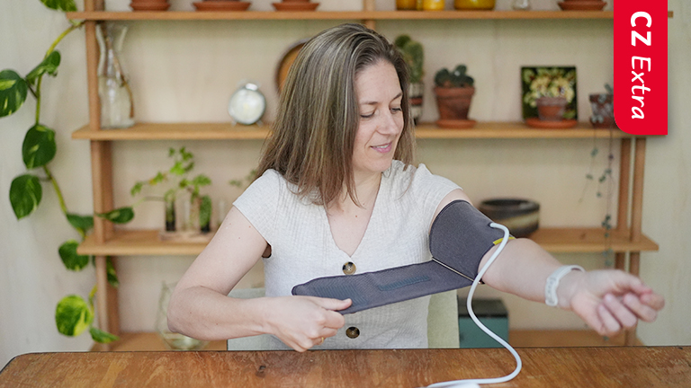Iemand meet eigen bloeddruk met bloeddrukmeter