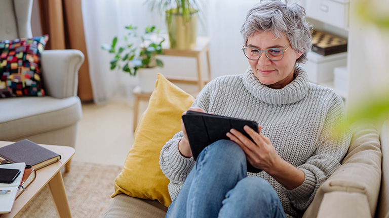 Iemand geniet op de bank
