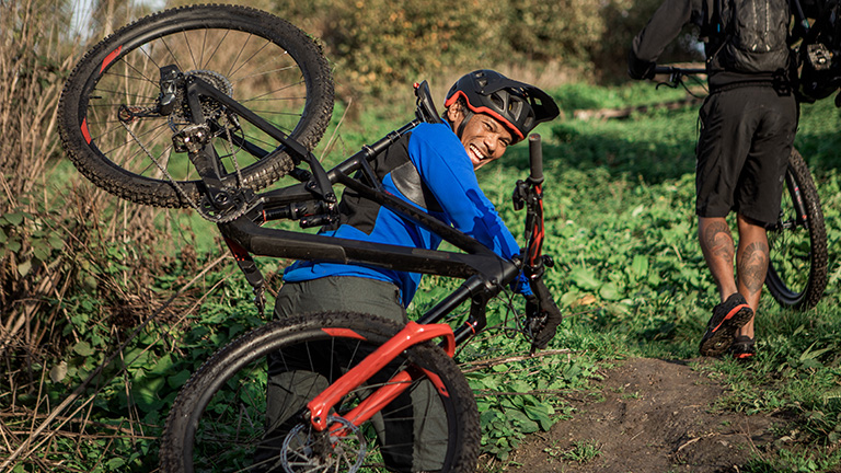 Mountainbiker met fiets