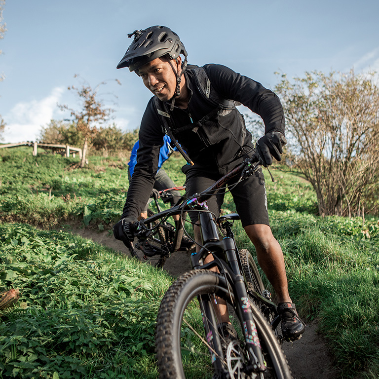 Fietser op een grasveld