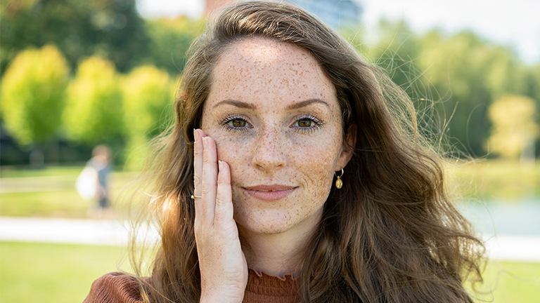 Iemand met hand tegen gezicht