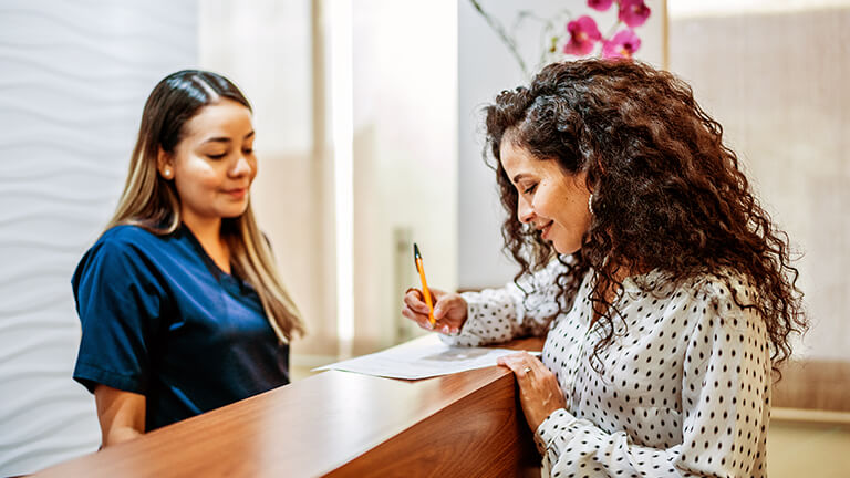 Persoon schrijft zich in bij de huisartsenpraktijk