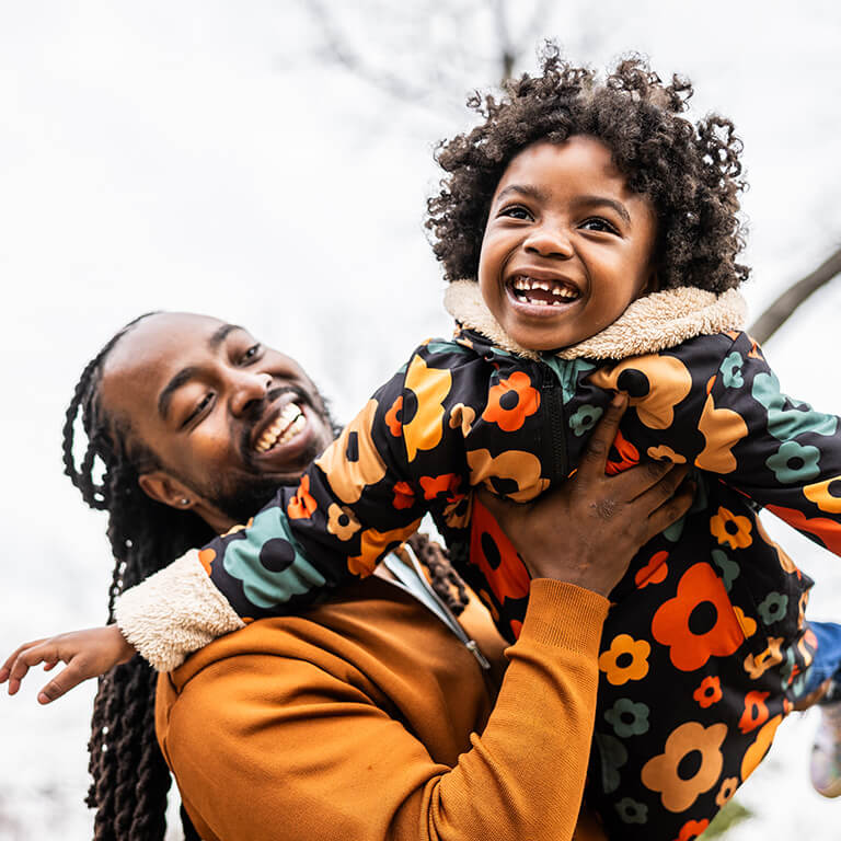 Vader laat kindje door de lucht vliegen