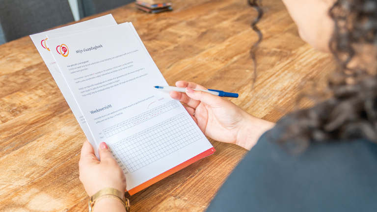 Iemand vult het slaapdagboek in