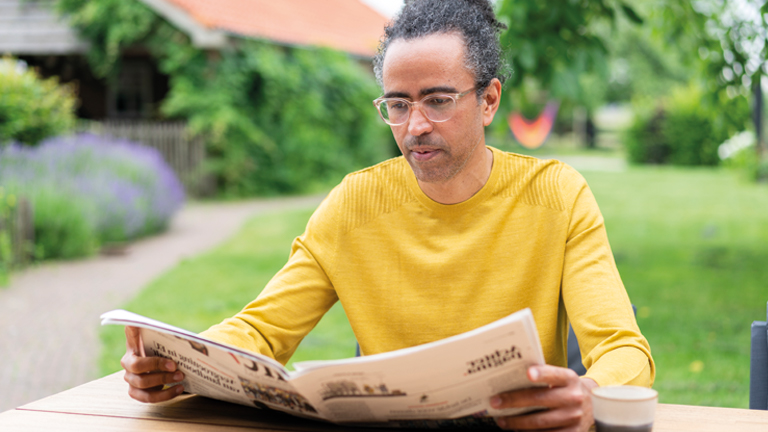 Iemand leest een tijdschrift