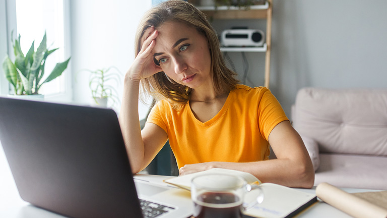 Vrouw staart voor zich uit