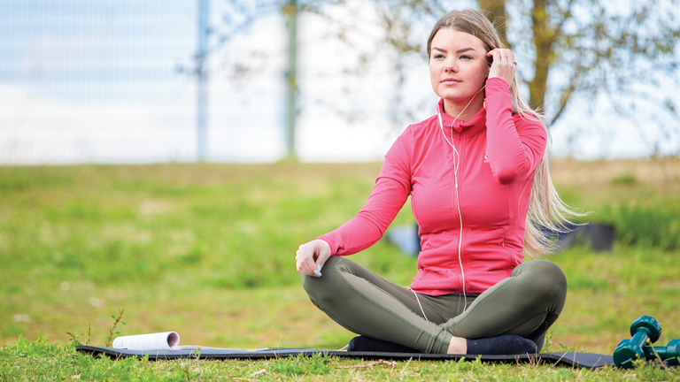 Iemand op een yogamat