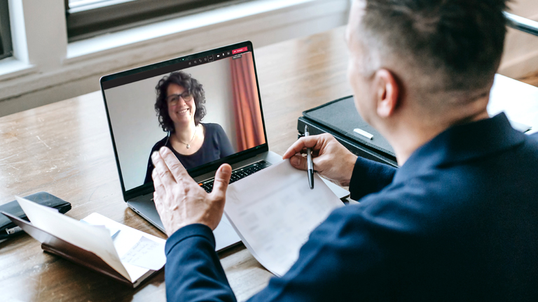Man is aan het beeldbellen met FitzMe coach