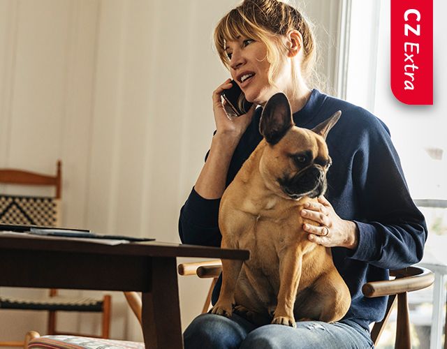 Vrouw aan de telefoon met gezondheidslijn