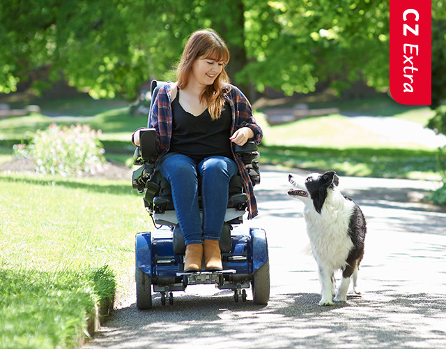 Jonge vrouw met labrador poseert