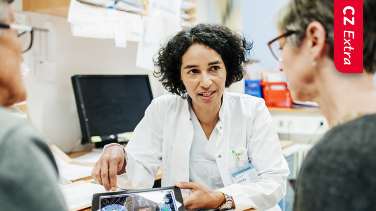 Mensen krijgen advies van een medisch specialist