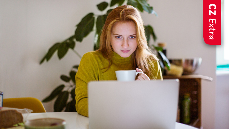 Iemand belt met de online psycholoog