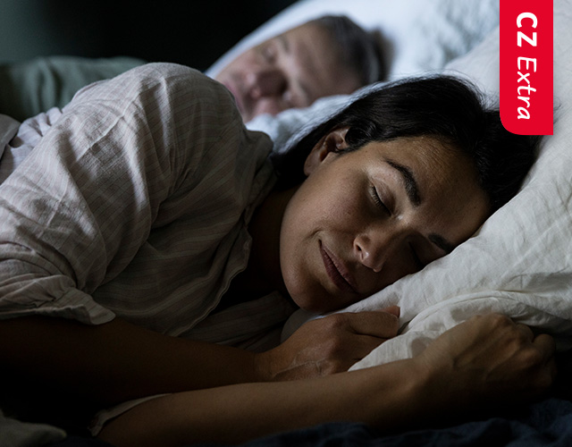 Man doet oefening met kettlebel in de woonkamer