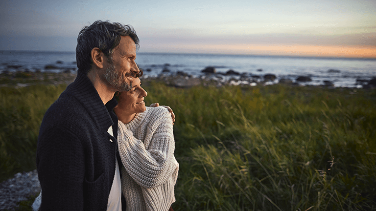 Man en vrouw op het strand 