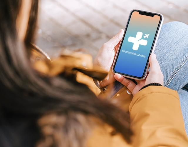 Vrouw opent app Spoedzorg op reis