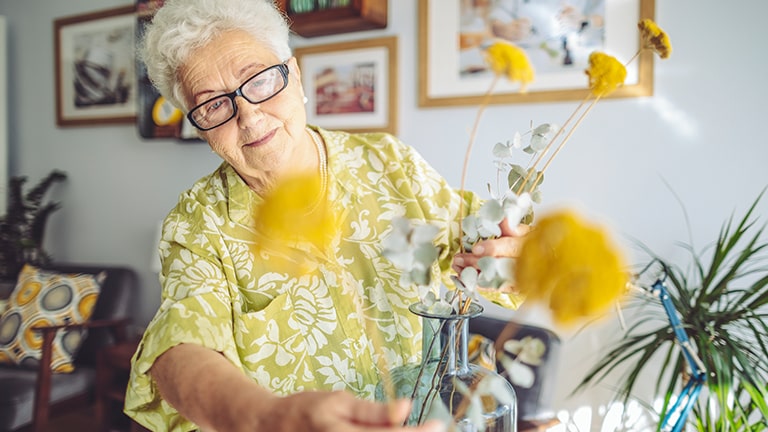 Vrouw schikt bloemen