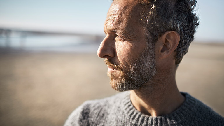 Man op het strand