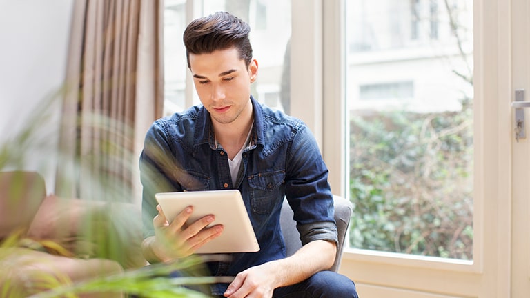 Jongen kijkt naar tablet