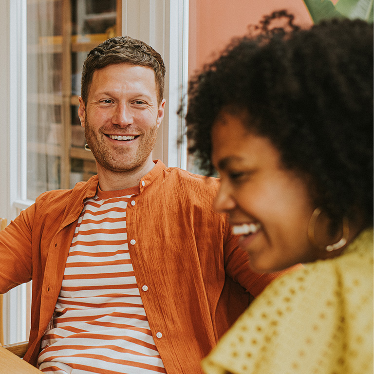 3 vrienden lachen samen