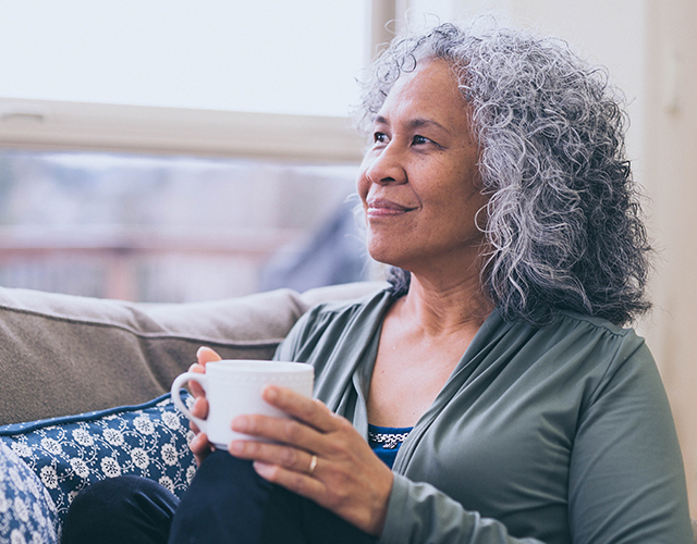 Oudere vrouw drinkt koffie