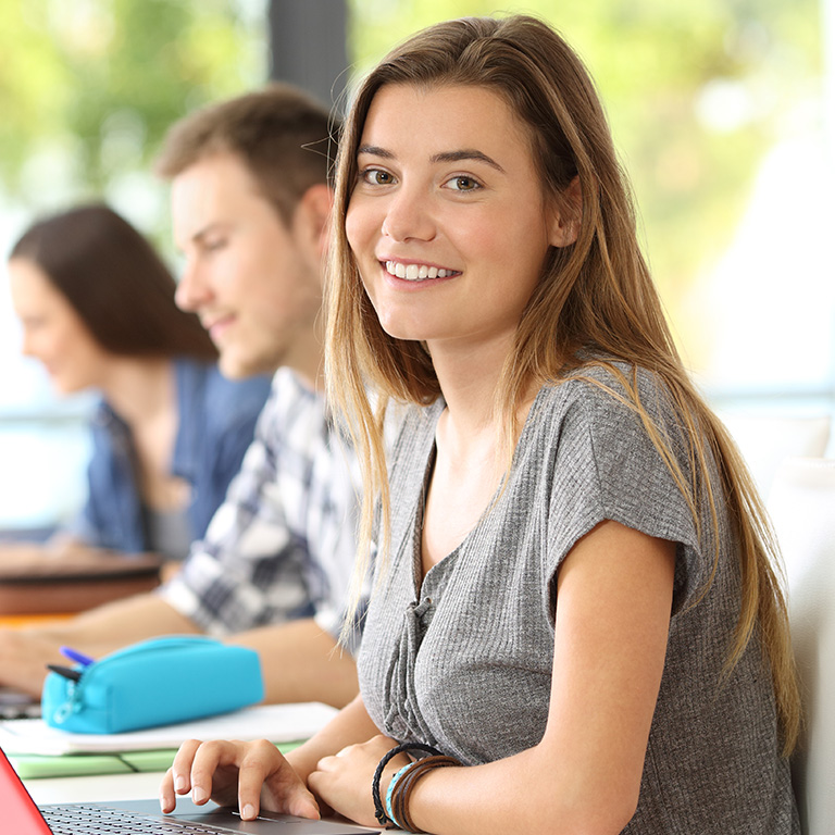 Jongeren zitten in het klaslokaal 