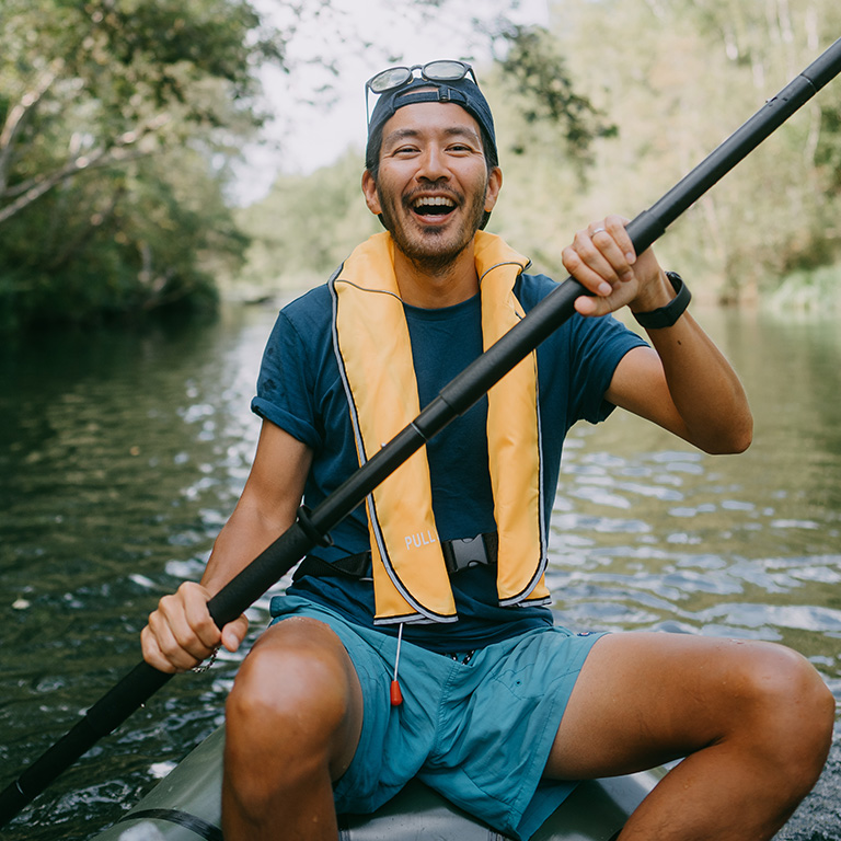Persoon aan het kano varen