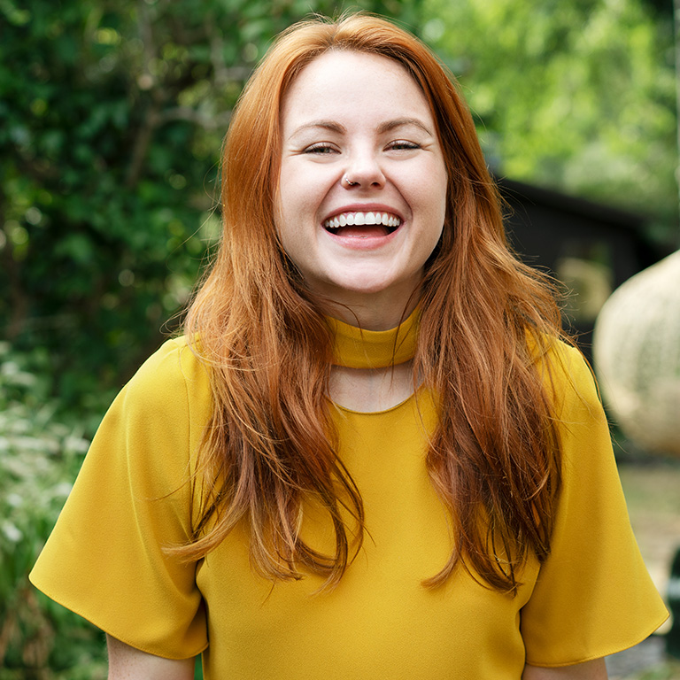 Persoon zit in het park en lacht