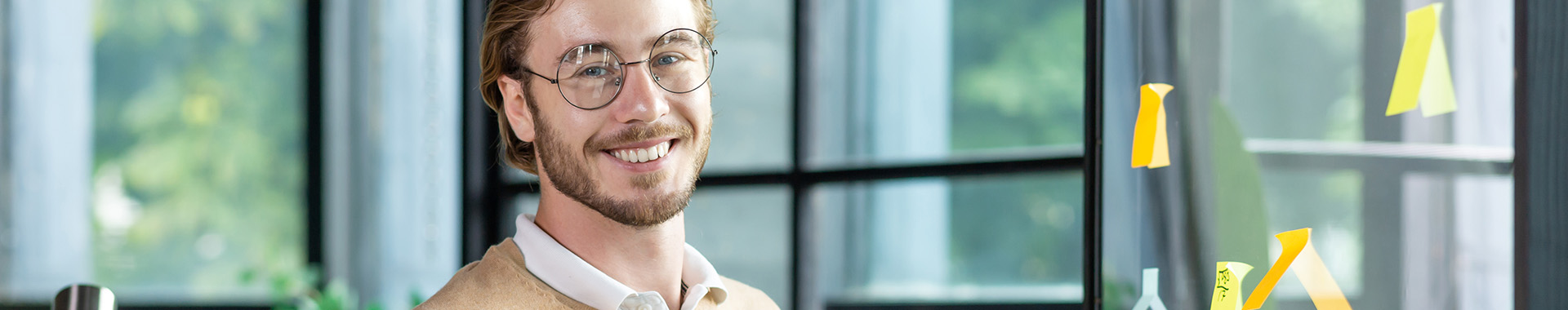 Man kijkt en lacht in camera