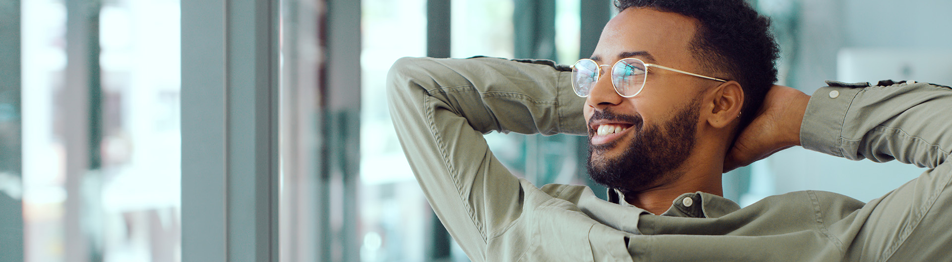Man kijkt ontspannen uit het raam