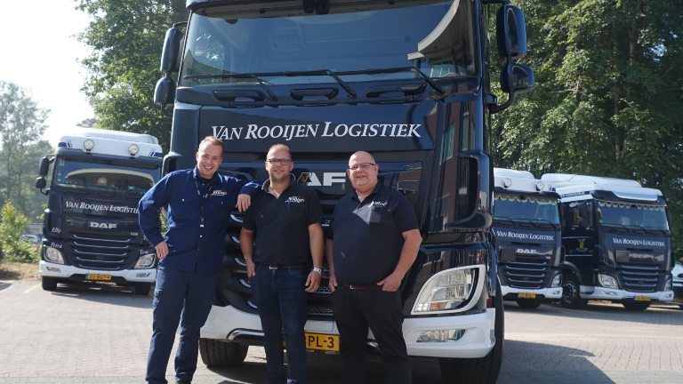 Chauffeurs bij Van Rooijen Logistiek staan voor de vrachtwagen
