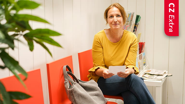 Vrouw met spiekbriefje in de wachtkamer