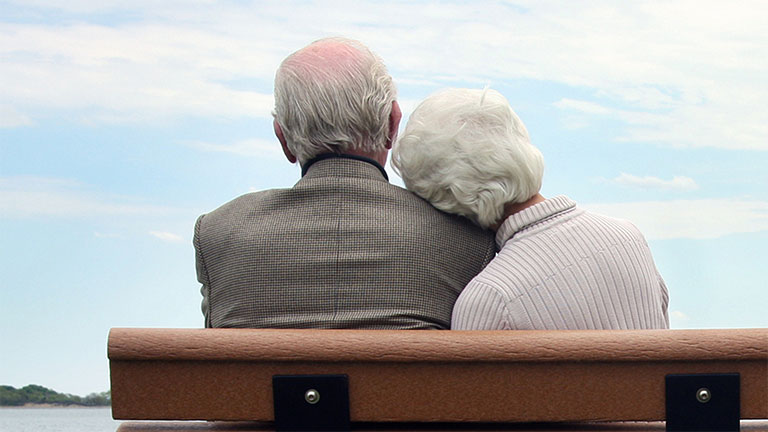 Man en vrouw zittend op een bank