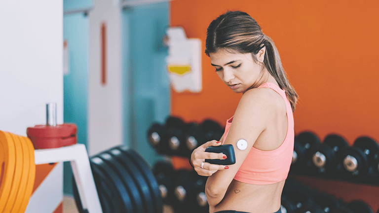 Vrouw met diabeteshulpmiddel