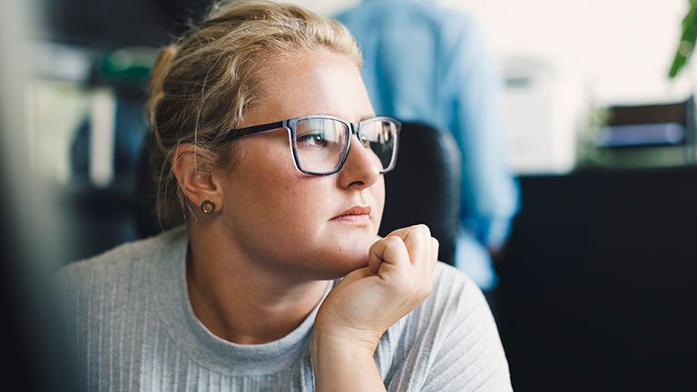 Vrouw staart voor zich uit