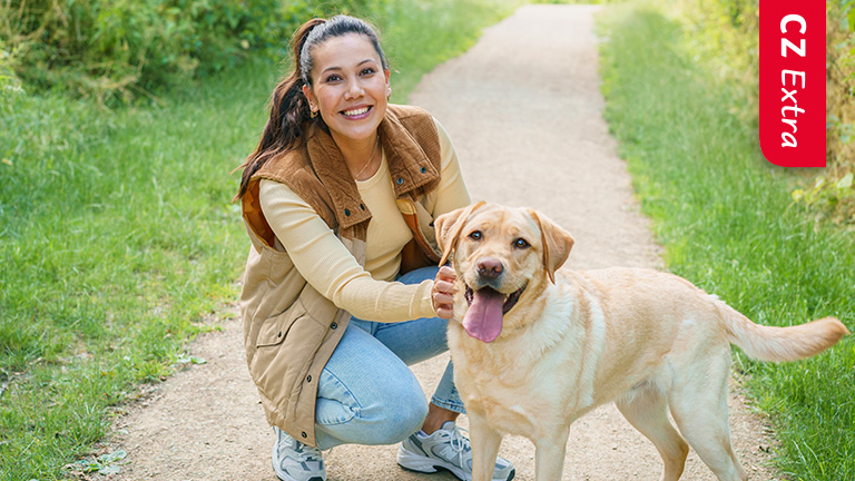 Vrouw met hond lachen in de camera