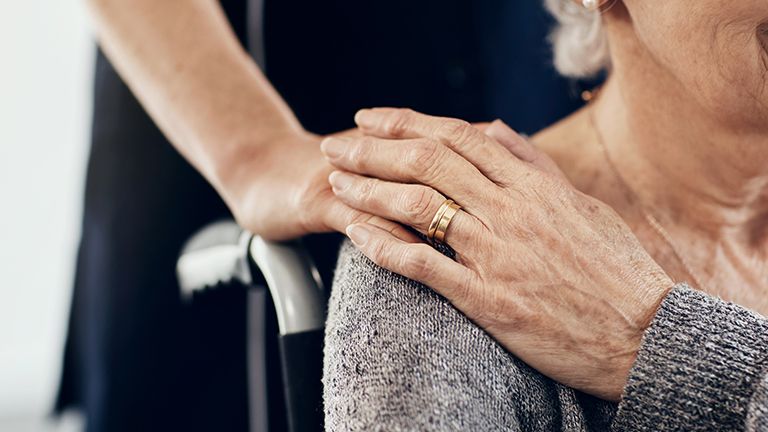 Vrouw pakt hand vast van andere vrouw