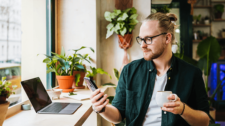 Man kijkt naar de laptop